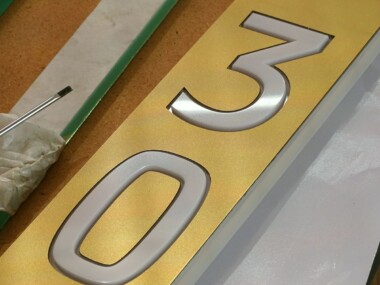 oznakowanie pomieszczenia numery hotelowe cyfry przestrzenne