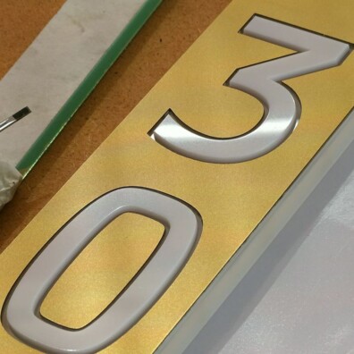 oznakowanie pomieszczenia numery hotelowe cyfry przestrzenne