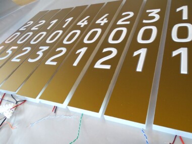 oznakowanie złote świecące panele pleksiglasu moduły przydrzwiowe podświetlane