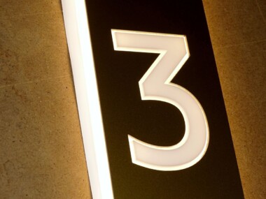 podświelane litery z pleksiglasu numery pokoi świecący panel