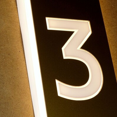 podświelane litery z pleksiglasu numery pokoi świecący panel