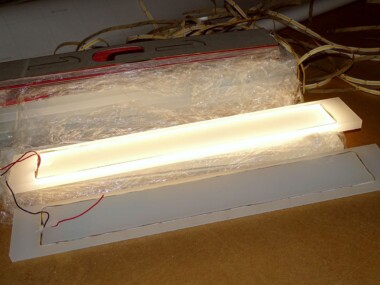 podświetlenie taśmą LED panelu przestrzennego z bloku pleksiglasu mlecznego