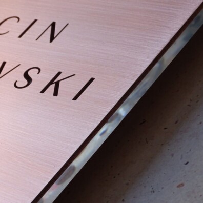 reklama firmowy szyld z blachy miedzianej szkła syntetycznego pleksi