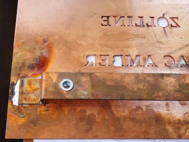 reklama na zamówienie wykonanie reprezentacyjnego szyldu z blachy miedzianej