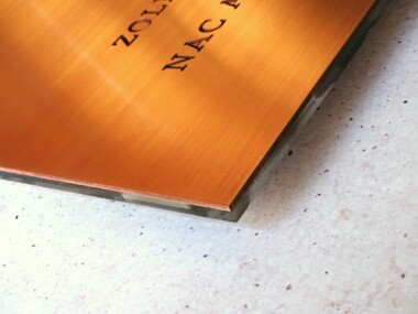 reprezentacyjna reklama szyld z blachy miedzianej i szkła pleksi