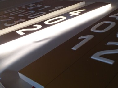 świecące oznakowanie panele litego pleksiglasu przestrzenne podświetlane moduły