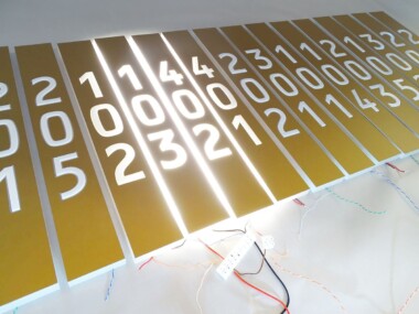 świecące oznakowanie przydrzwiowe panele pleksiglasu podświetlana numeracja pokoi