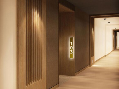 świecące oznakowanie w budynku podświetlana numeracja pokoi panel świetlny