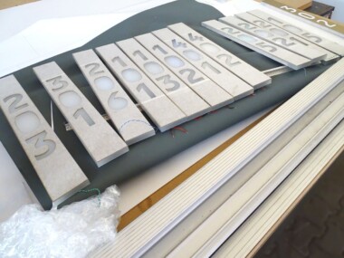 wykonanie paneli podświetlanych LED numery oznakowanie pokoi