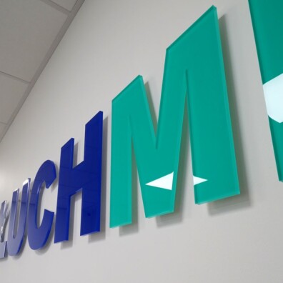 Logo na ścianę przestrzenne litery pleksi reklama wewnętrzna