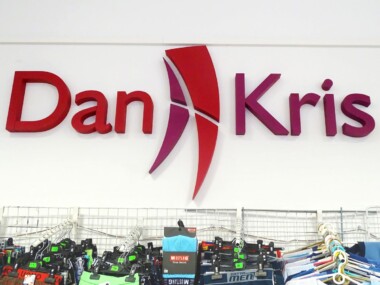 Logo przestrzenne reklama wewnętrzna ze styroduru na ścianie sklepu