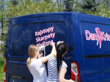 Oklejanie samochodu reklamą firmową folia z nadrukiem litery cięte