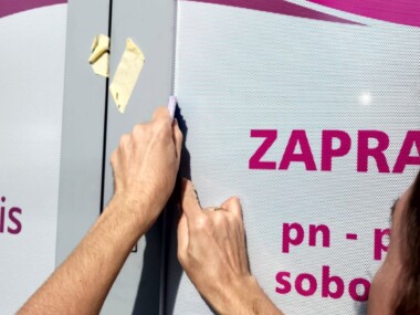 Reklama dziurkowana folia na szybie witryny jak wygląda naklejanie reklamy