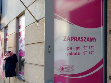 Reklama dziurkowana naklejka na szybie jak wygląda przezroczystość naklejki