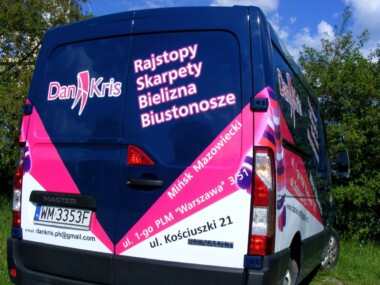 Reklama na dostawczy samochód firmowy oklejanie folią z nadrukiem napisy