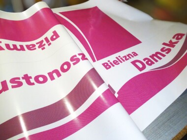 Reklama na szybę witryny folia dziurkowana nakleja z wydrukiem reklamy