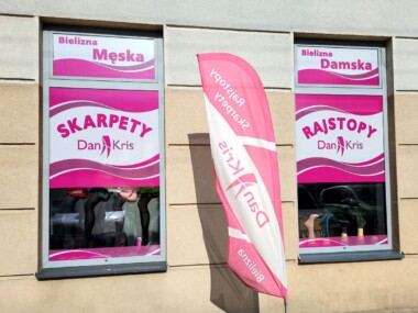 Reklama perforowana dziurkowana folia na szybach witryny jak wygląda od zewnątrz