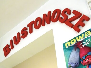 Reklama wewnętrzna napisy przestrzenne ze styroduru na ścianie sklepu