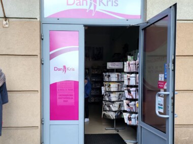 Reklama zewnętrzna na drzwiach dziurkowana folia z naadrukiem wyklejanie szyb