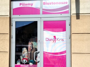 Reklama zewnętrzna na szybach sklepu w Mińsku Mazowieckim dziurkowana folia z naadrukiem